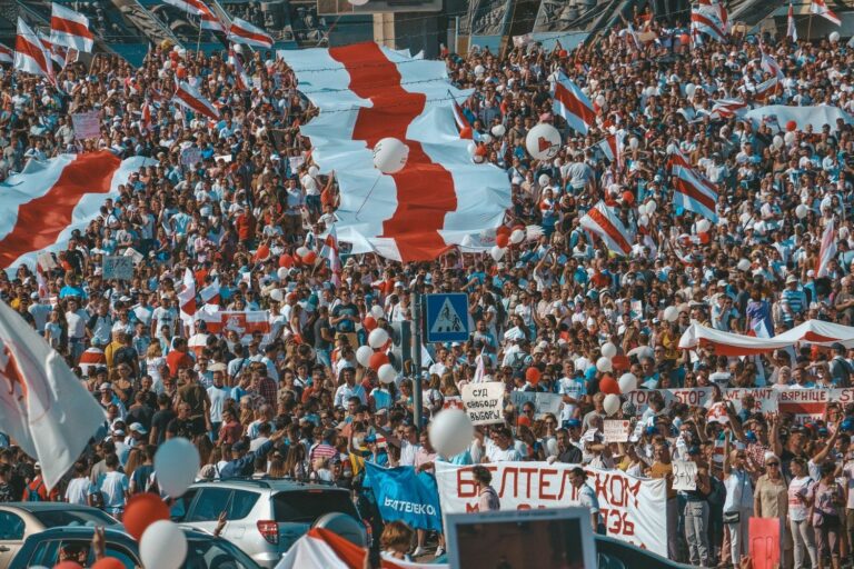 Tłum opozycji manifestujący na Białorusi