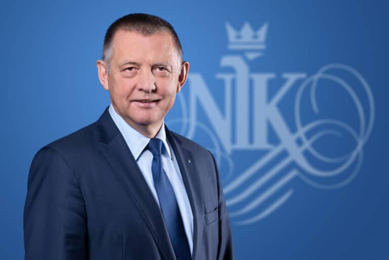 Banaś znów wali w rząd