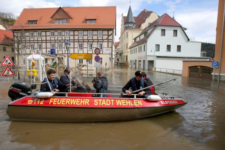 Wehlen, Niemcy. Strażacy na łodzi w zalanym mieście Wehlen w Saksonii. Mieszkańcy domów położonych nad rzeką Łabą zostali ewakuowani. Woda osiągnęła alarmujący poziom 7 metrów, lokalne władze zadecydowały o wprowadzeniu stanu alarmowego czwartego stopnia. (mr) PAP/EPA/Matthias Hiekel