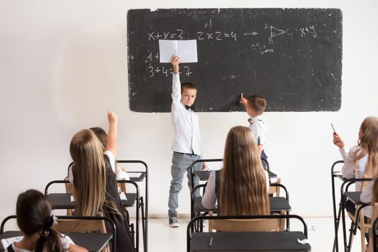 Za edukacją, przeciw odgórnym zakazom