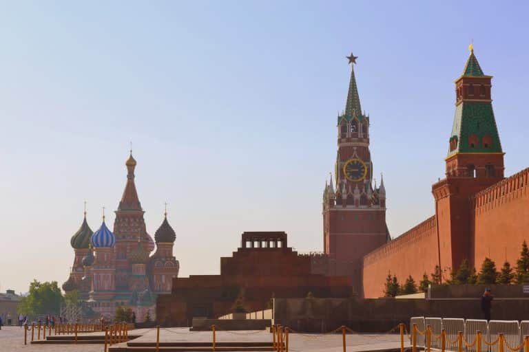 Oligarchowie rozrywają Ukrainę w interesach Moskwy