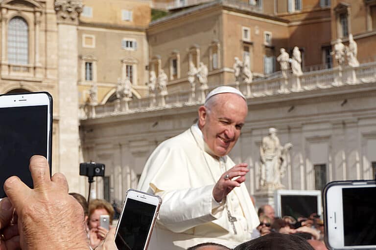 Papież Franciszek. W pułapce geopolityki i lewicowości