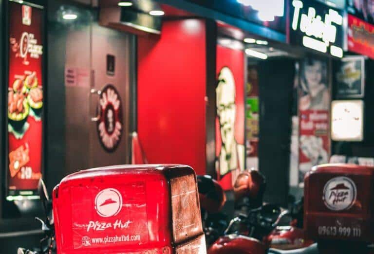 KFC i Pizza Hut miały wyjść z Rosji, ale lokale wciąż działają