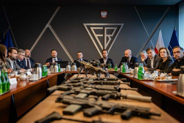 Poselska delegacja w fabryce broni