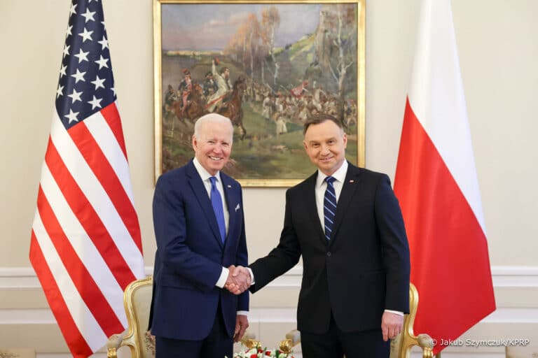 Przelot Bidena nad Berlinem. Scholz macha z dołu