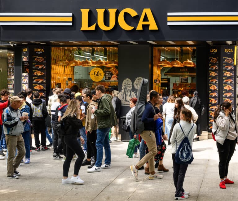 LUCA – RUMUŃSKA SIEĆ PIEKARNI WKRACZA NA POLSKI RYNEK I OTWIERA PIERWSZY PUNKT SPRZEDAŻY W WARSZAWIE