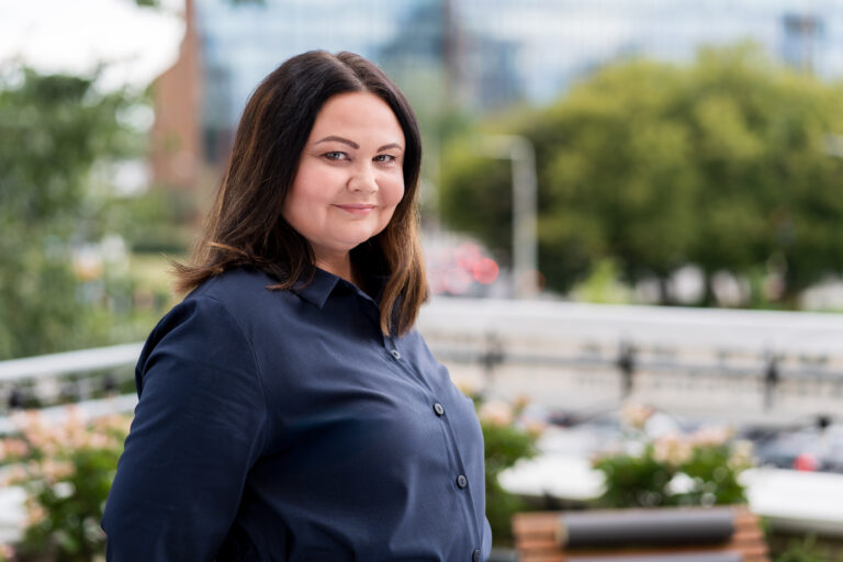 Pracownicy są mniej spokojni niż rok temu. Najmłodszych martwią wynagrodzenia, doświadczeni boją się wykluczenia zawodowego.