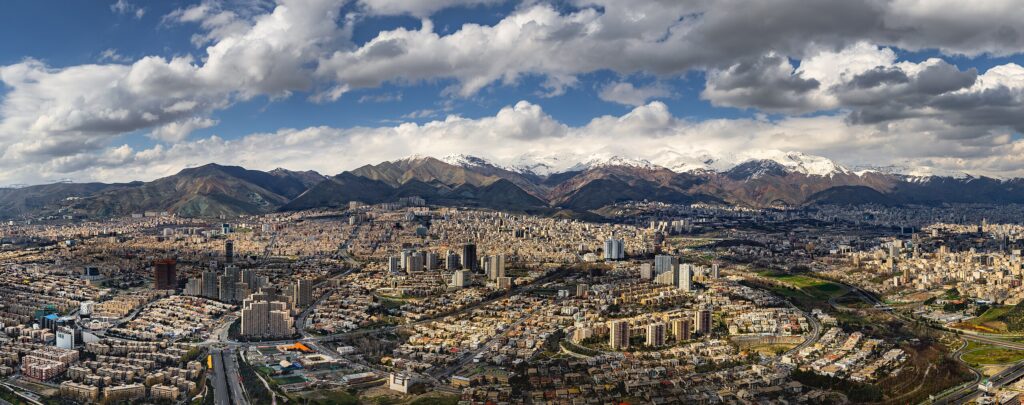 fot. Amir Pashaei / https://pl.wikipedia.org/wiki/Teheran#/media/Plik:North_of_tehran.jpg