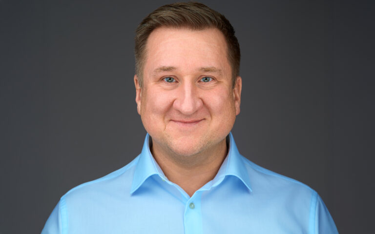 Szkolenia IT w erze AI: czego potrzebuje biznes, gdy technologia zmienia się szybciej niż ludzie