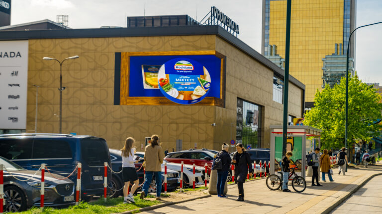 Ekran LED 3D DOOH o powierzchni 131 m² na fasadzie CH Promenada w Warszawie. Fot. Applink